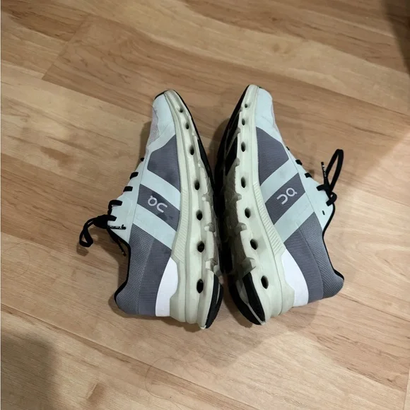 On Running Women’s Shoes Gently Used - Picture 3 of 5